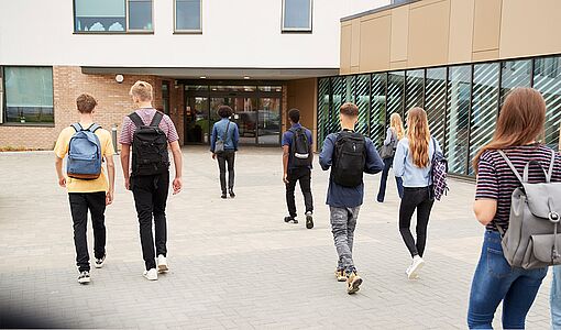 Jugendliche gehen zur Schule