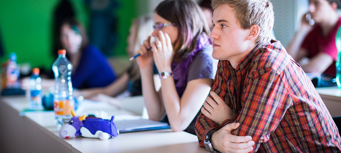 älterer Schüler in der Klasse