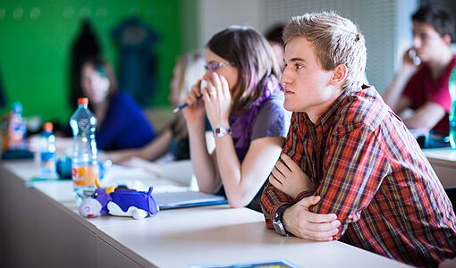 älterer Schüler in der Klasse