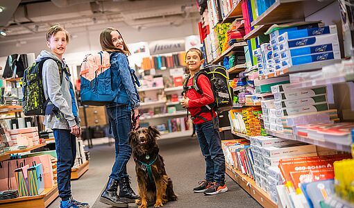 Kinder mit neuen Schultaschen