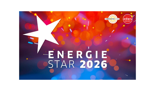 Ein großer Stern strahlt scharf umrissen vor einem warmen, flimmernden Hintergrund, als würde man in Feuerwerksfunken blicken, darunter der Schriftzug „Energie Star 2026“.