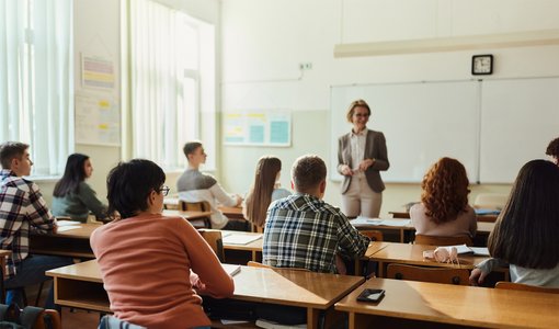 skynesher via Getty Images Lehrerin in einer Schulklasse