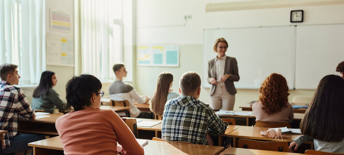 Lehrerin in einer Schulklasse