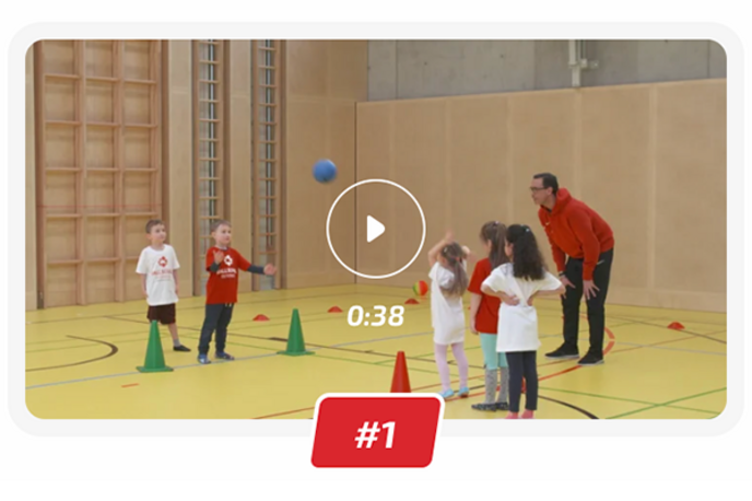 Ballschule Vorschaubild Kinder spielen im Turnsaal