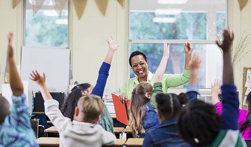 Unterrichtssituation in der Klasse, Schüler zeigen auf