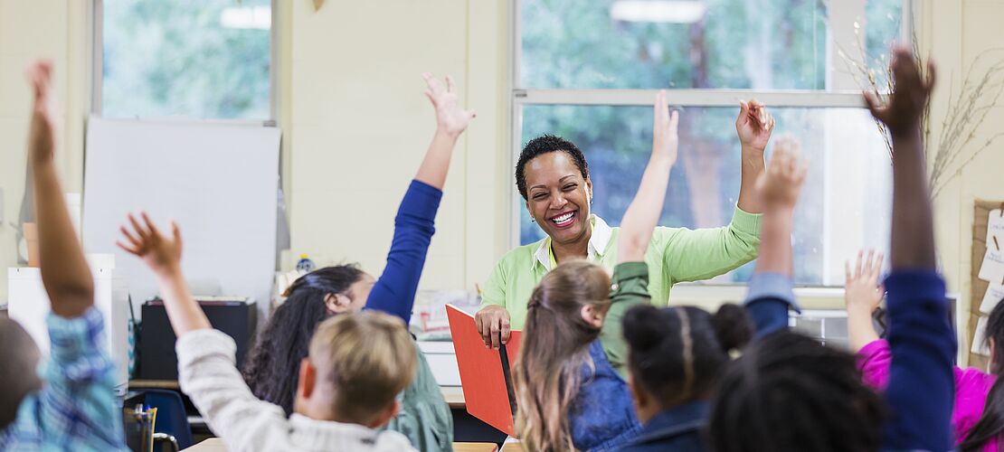 Unterrichtssituation in der Klasse, Schüler zeigen auf