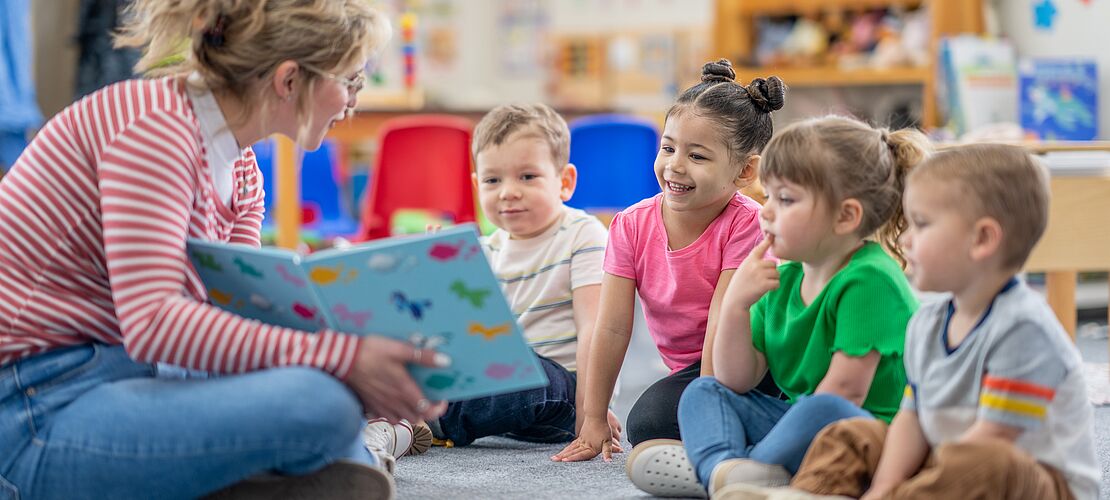 Kindergartenpädagogin mit Kindern im Kindergarten