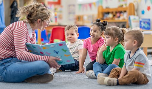 Getty Images / FatCamera Kindergartenpädagogin mit Kindern im Kindergarten