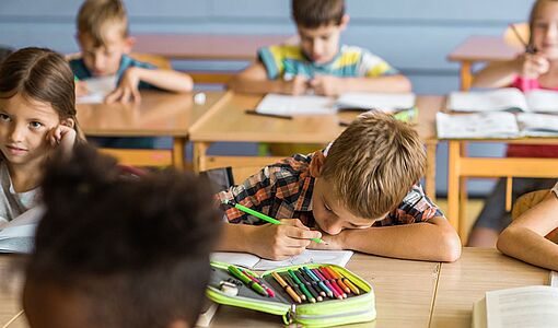 Müder Schüler in einer Schulklasse
