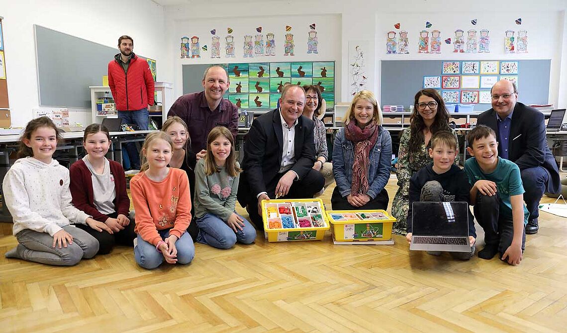 Bildungsreferentin LH-Stellvertreterin Christine Haberlander, Direktorin Lisa Slavulj sowie EducationGroup-GF Peter Eiselmair und Bürgermeister Markus Stadlbauer mit Schülerinnen und Schülern sowie Lehrinnern und Lehrern.