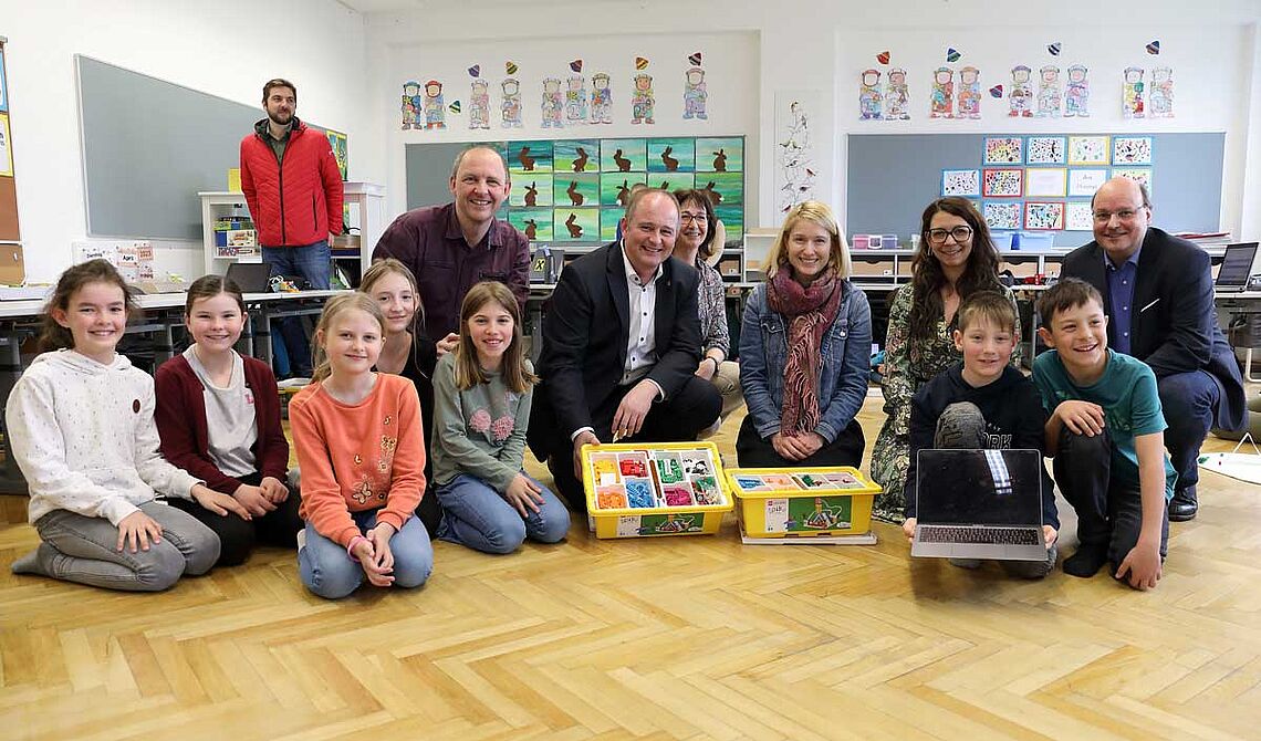 Bildungsreferentin LH-Stellvertreterin Christine Haberlander, Direktorin Lisa Slavulj sowie EducationGroup-GF Peter Eiselmair und Bürgermeister Markus Stadlbauer mit Schülerinnen und Schülern sowie Lehrinnern und Lehrern. 