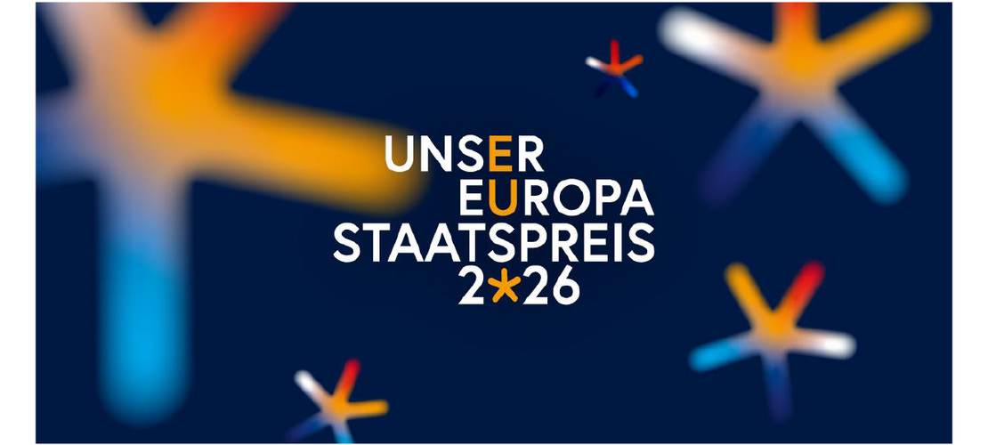 Dunkelblaues Grafikmotiv mit der Aufschrift „Unser Europa Staatspreis 2026“ und bunten Sternformen.