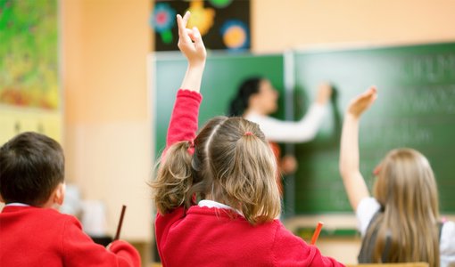 Schülerinnen und Schüler in einer Volksschule