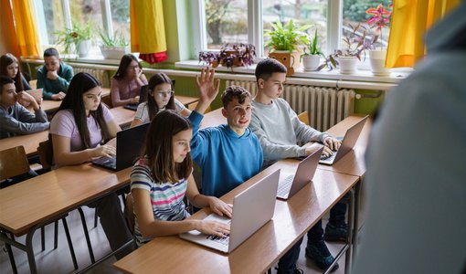 Schulklasse arbeitet mit digitalen Lernapps