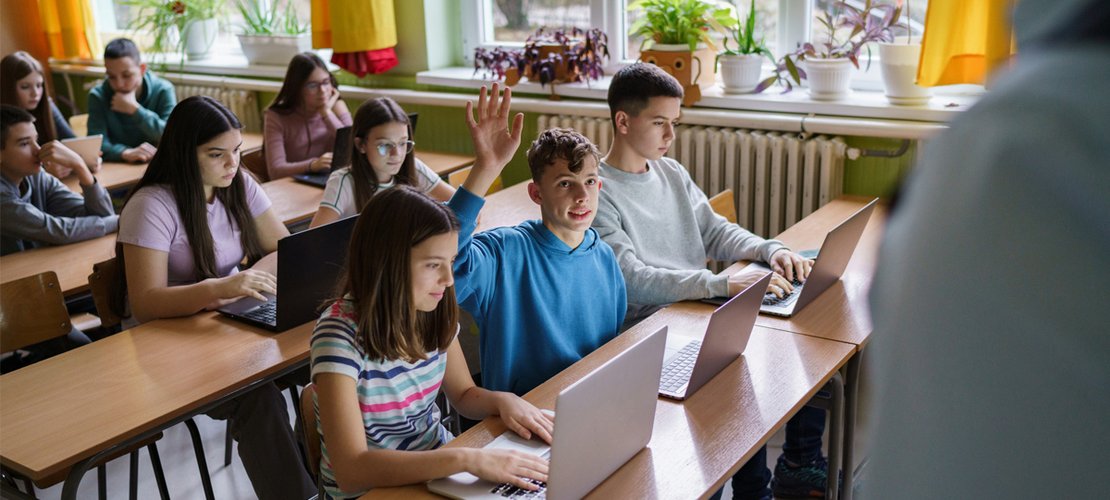 Schulklasse arbeitet mit digitalen Lernapps