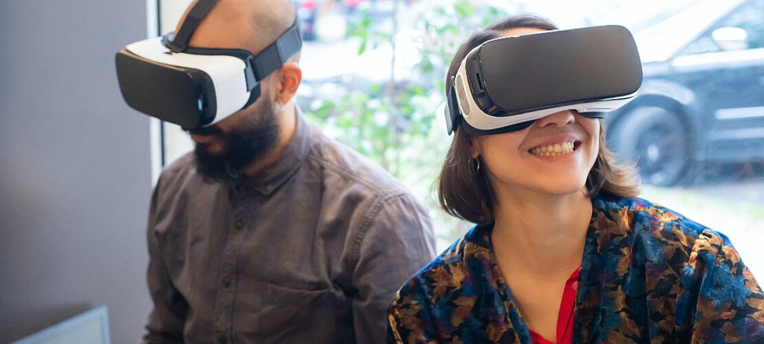 Mann und Frau mit einer VR-Brille