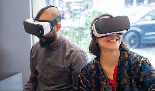 Mann und Frau mit einer VR-Brille