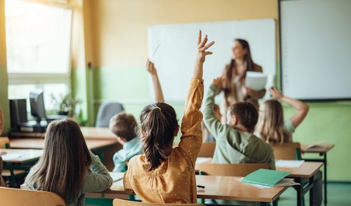 Nikada via Gettyimages Lehrkraft in der Klasse