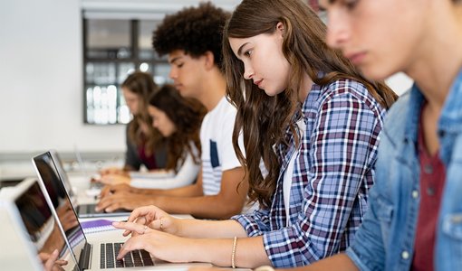 Schülerinnen und Schüler arbeiten mit digitalen Lernapps