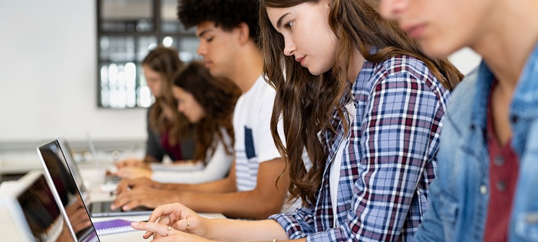 Schülerinnen und Schüler arbeiten mit digitalen Lernapps