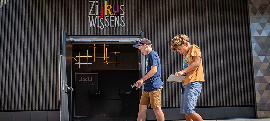 Kinder mit ferngesteuerten Roboterautos