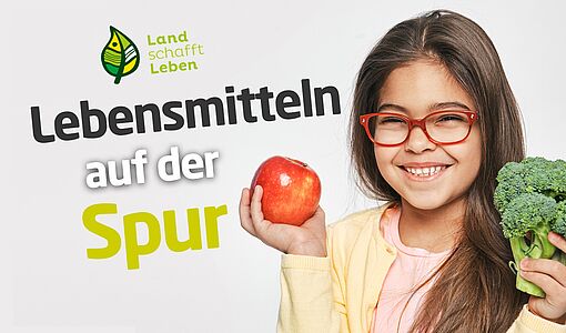 Mädchen mit Apfel und Brokkoli