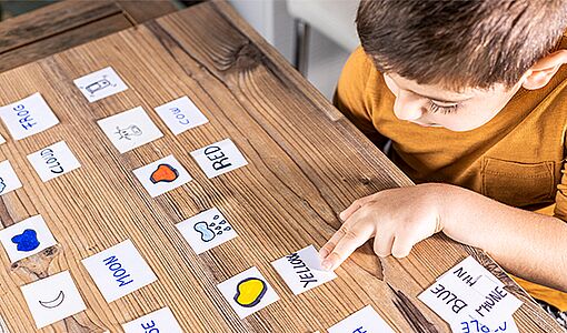 Bub beim Englisch-Lernen mit Karteikarten