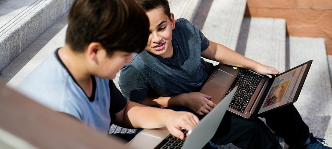 Jungs am Laptop