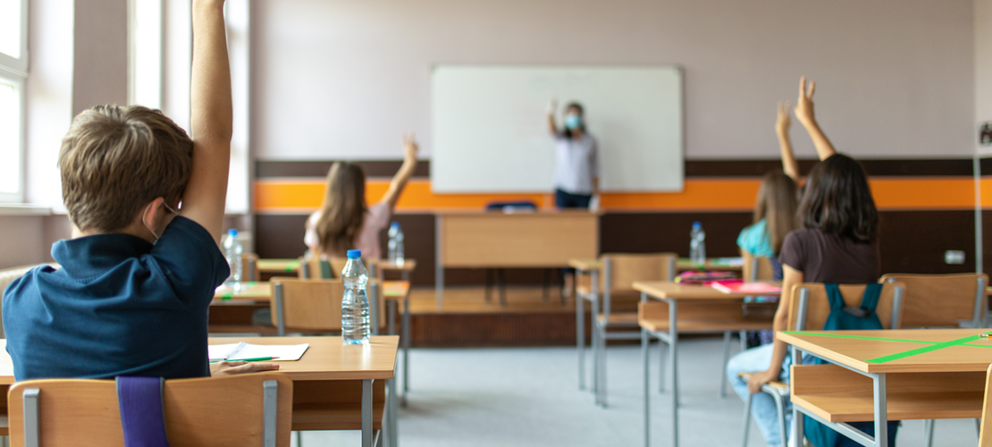 Klassenzimmer mit Schüler und Lehrer