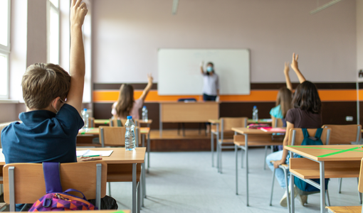 Klassenzimmer mit Schüler und Lehrer