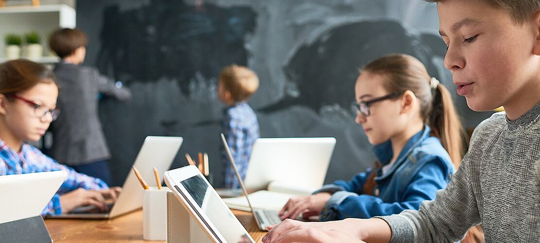 Laptops und Tablets Jugendliche arbeiten am Laptop