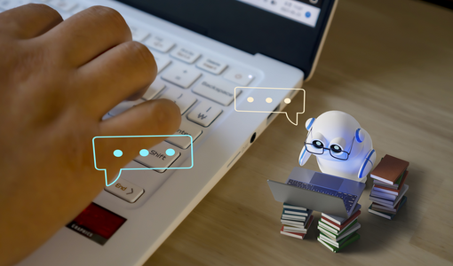 Chatbot, der mit Nutzern zusammenarbeitet, Fragen beantwortet und im Internet sucht