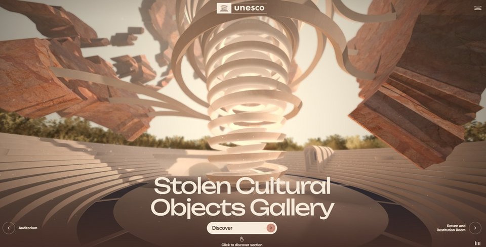 UNESCO Museum of Stolen Cultural Objects Ein rundes Amphitheater mit einer großen spiralförmigen Skulptur steht im Freien, umgeben von Bäumen.
