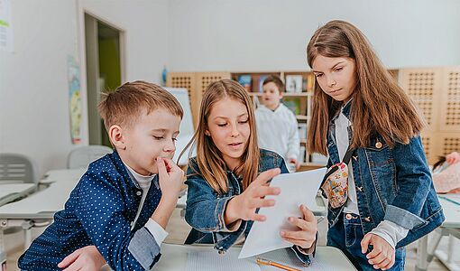 Kindern lernen gemeinsam