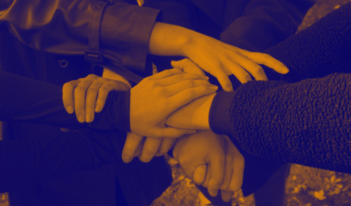 Hände, die sich umfassen und so gegenseitiges Helfen symbolisieren