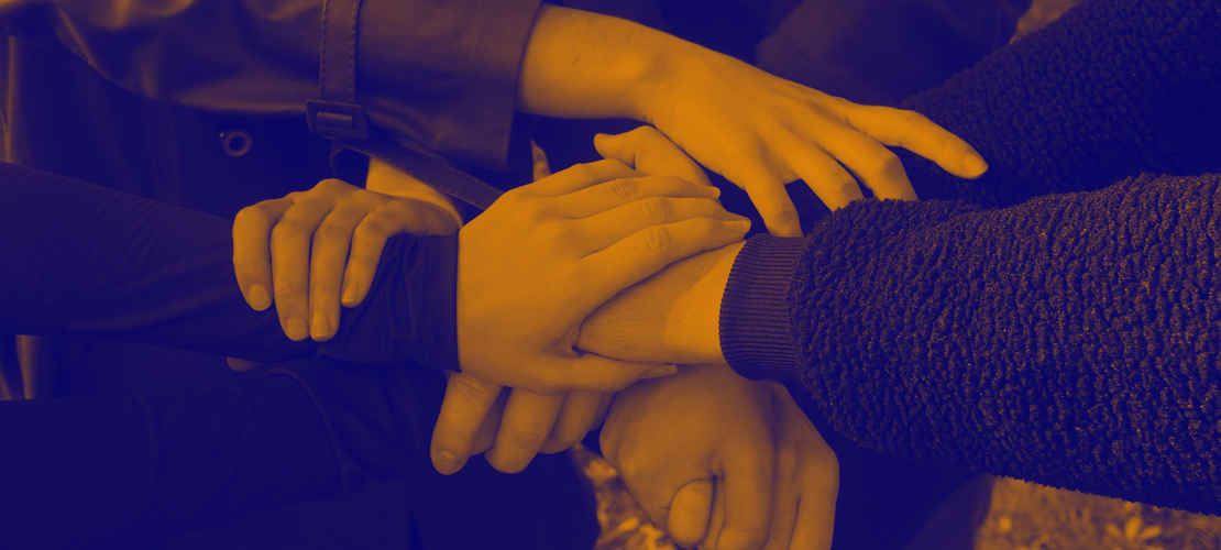 Hände, die sich umfassen und so gegenseitiges Helfen symbolisieren