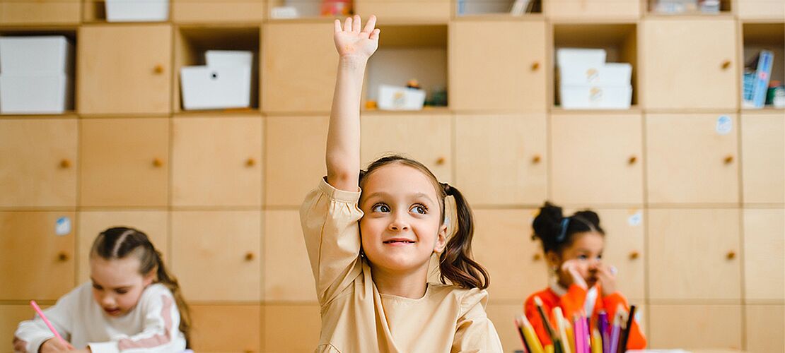 Schülerin im Klassenzimmer