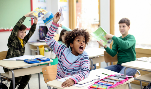 Kinder, die in einem Schulklassenzimmer ein Chaos anrichten