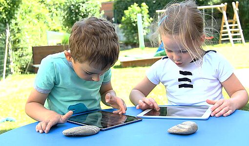 Kinder arbeiten am Tablet 
