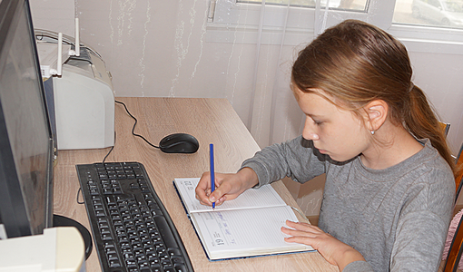 Mädchen lernend vor dem Computer