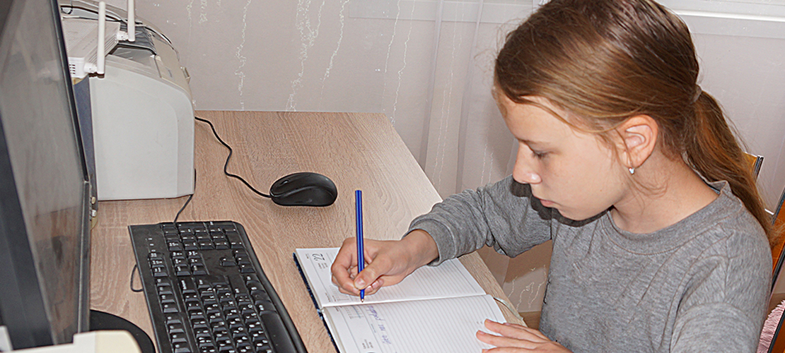 Mädchen lernend vor dem Computer