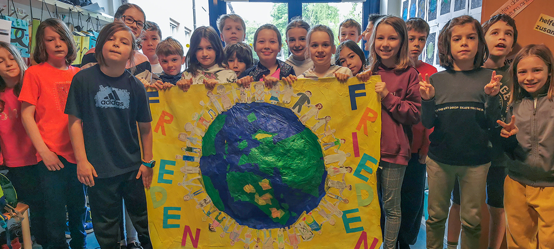 Siegerfoto der 4e Klasse der VS Bendagasse, Schüler halten ihr Plakat in den Händen