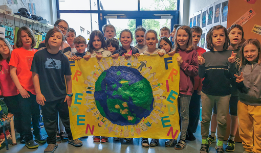 Siegerfoto der 4e Klasse der VS Bendagasse, Schüler halten ihr Plakat in den Händen