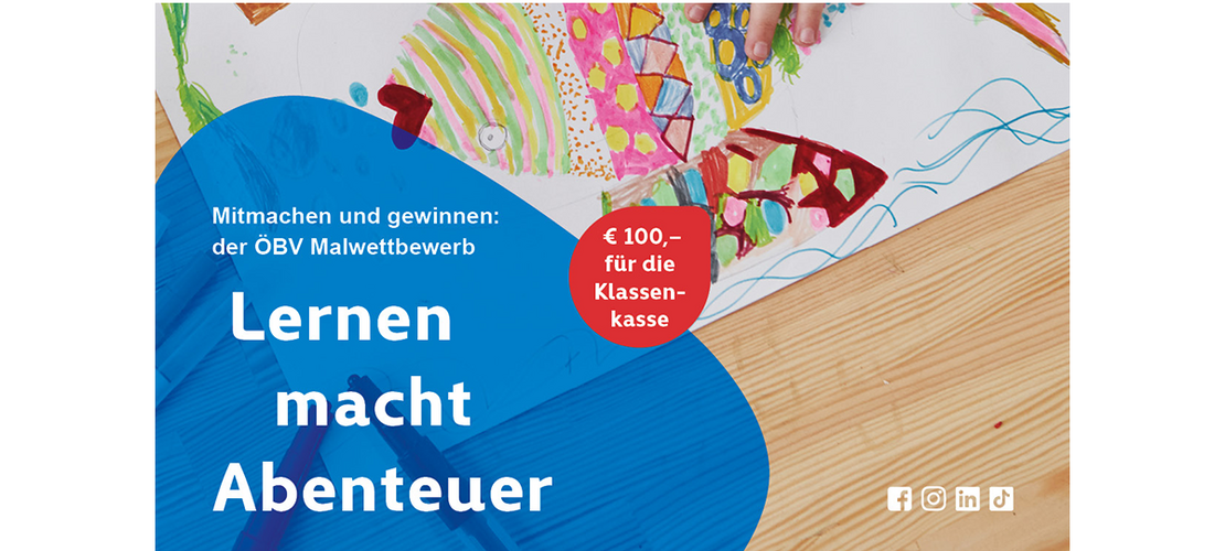 Kleine Finger tupfen Farbe auf ein schuppiges Fischmuster, während daneben der Schriftzug „Lernen macht Abenteuer“ auf blauem Grund steht.