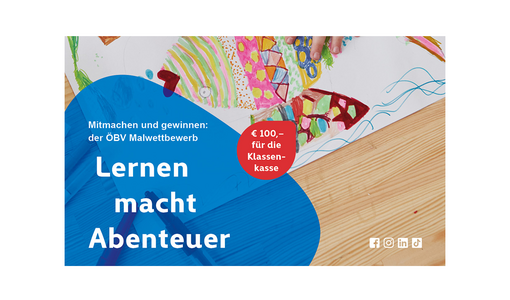 Kleine Finger tupfen Farbe auf ein schuppiges Fischmuster, während daneben der Schriftzug „Lernen macht Abenteuer“ auf blauem Grund steht.