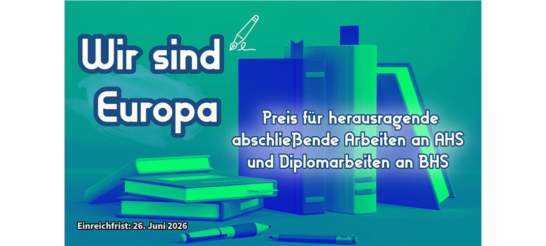 Ein grünes Plakat zeigt Bücher und Stifte sowie den Text „Wir sind Europa“ und einen Preis für abschließende Arbeiten an AHS und Diplomarbeiten an BHS.