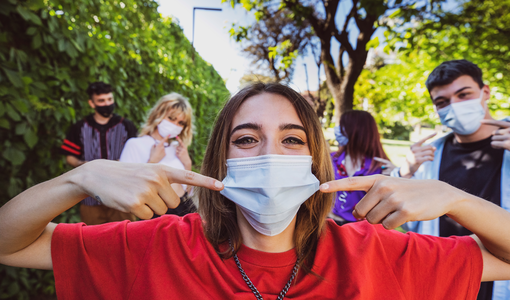 Jugendliche mit Maske