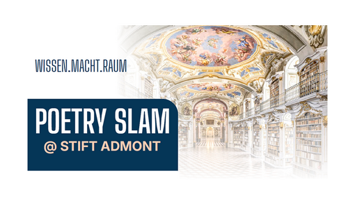 Der barocke Bibliothekssaal von Stift Admont öffnet sich mit hohen, freskengeschmückten Deckenwölbungen und endlosen Bücherreihen, davor die Ankündigung „Poetry Slam @ Stift Admont“.