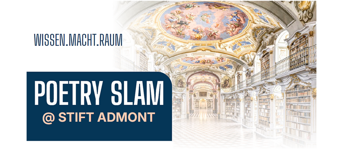 Der barocke Bibliothekssaal von Stift Admont öffnet sich mit hohen, freskengeschmückten Deckenwölbungen und endlosen Bücherreihen, davor die Ankündigung „Poetry Slam @ Stift Admont“.