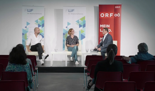 Fares Kayali, Elisabeth Rosemann und Moderator Gernot Hörmann am Podium